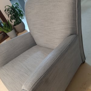 כורסה מרופדת בבד אפור בהיר