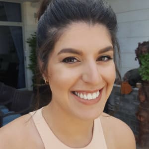 איפור עיניים עדין ושיער אסוף בקוקו