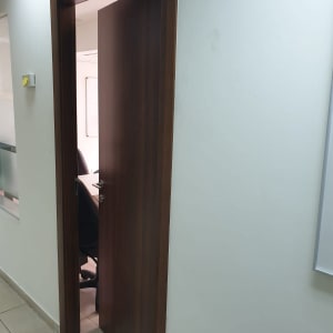 דלת עץ חומה פתוחה למחצה עם ידית כסופה