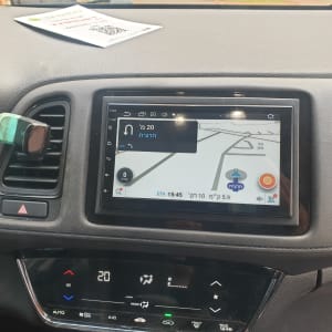 מערכת ניווט ברכב עם מסך מגע ותצוגת מפה