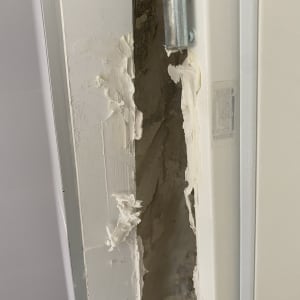 ציר דלת עם קיר מתקלף ותיקון טיח