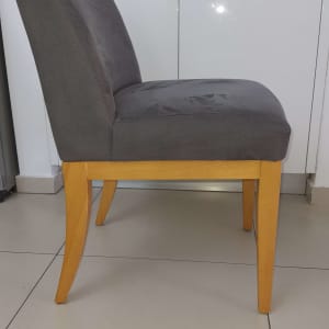 כיסא עם ריפוד אפור ורגלי עץ בהירות