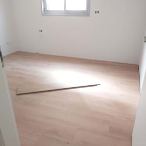 חדר עם פרקט עץ ולוח עץ על הרצפה