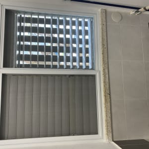 חלון אלומיניום עם תריסים אופקיים