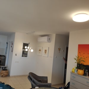 תיבת כלים כחולה של מקיטה על הרצפה