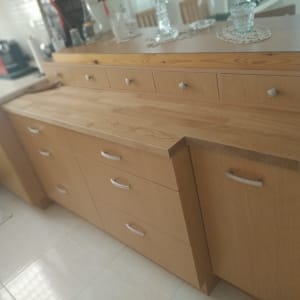 ארונות עץ עם ידיות במטבח