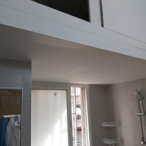 תקרת גבס בחדר אמבטיה עם מקלחת