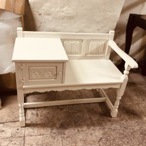 ספסל עץ לבן עם מגירה מעוטרת