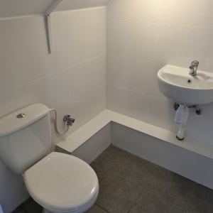 שירותים עם כיור, אריחים חדשים ותאורה