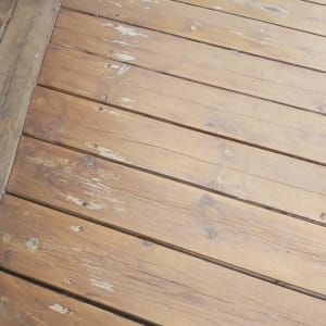 דק עץ עם סימני שחיקה ושריטות