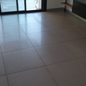 רצפה נקייה ומבריקה ליד חלון זכוכית