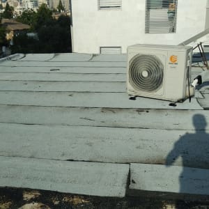 גג אטום ביריעות ביטומניות עם מזגן