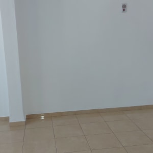 קיר לבן חלק עם שקע חשמל