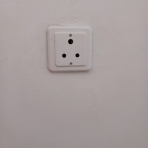 שקע חשמלי לבן מותקן על קיר