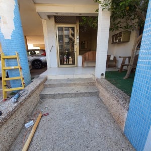 סולם צהוב, כלי עבודה וחוטי חשמל על הקרקע