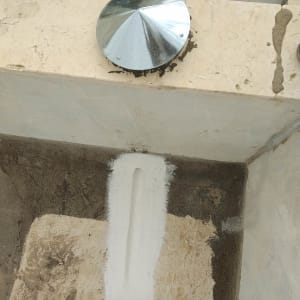 כיסוי מתכת עגול על גג עם תיקון בטון לבן