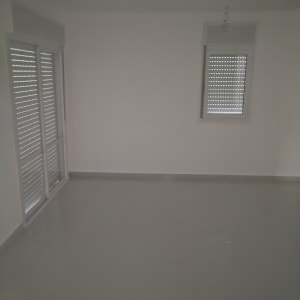 חדר ריק עם קירות צבועים ורצפה חדשה