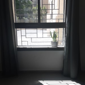 חלון עם סורגים ודוגמת צל על הרצפה