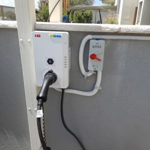 עמדת טעינה לרכב חשמלי עם כבל מחובר לקיר