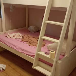 מיטת קומותיים מעץ עם סולם לבן