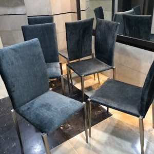 חמישה כיסאות מרופדים בבד כחול כהה