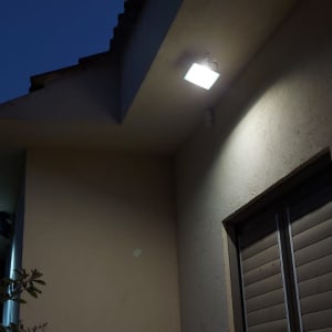 תאורת חוץ על קיר בית בלילה