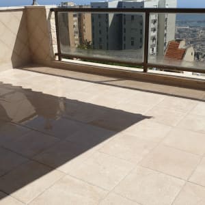 מרפסת עם רצפה רטובה לאחר איטום