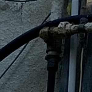 צינור מים מחובר לקיר עם חיבורים