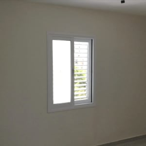 חלון אלומיניום עם תריסים פנימיים