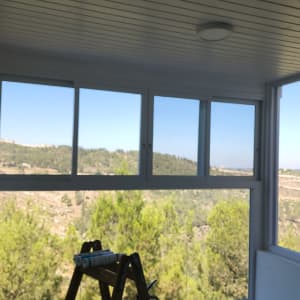 חלונות אלומיניום גדולים עם נוף חיצוני