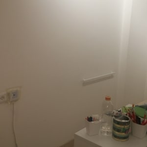 שולחן עם כלי ציור, עטים וצנצנות צבע