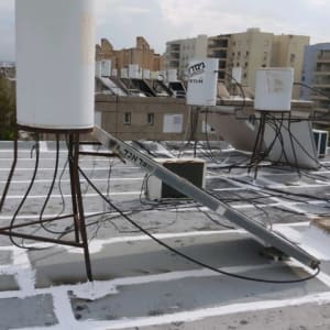 איטום גג עם חומר לבן בין לוחות בטון