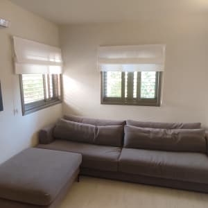 וילונות לבנים על חלונות בחדר מגורים