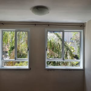 חלונות אלומיניום עם מסגרות לבנות