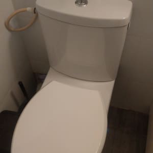 אסלה עם צינור מים ודבק איטום