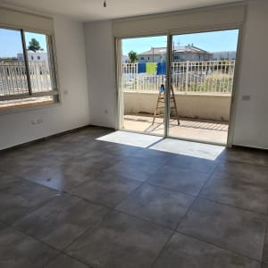 סולם עם חומרי ניקוי ליד חלון פתוח