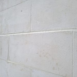 קיר אבן עם איטום בין הלבנים