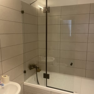 מקלחון זכוכית עם ברז ומקלחת