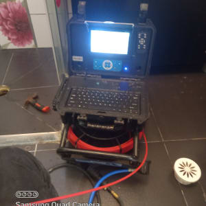 מכשיר איתור נזילות עם מסך ומקלדת