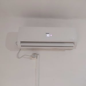 מזגן קיר עם תצוגת טמפרטורה 30 מעלות