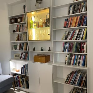 ארון ספרים עם מדפים, דלתות ותאורה פנימית