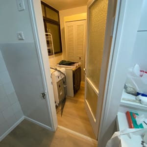 רצפת פרקט עץ בהירה בחדר קטן