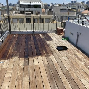 מרפסת עץ עם עציץ, מגש צבע ובד ירוק