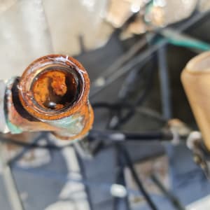 צינור חלוד עם חלודה פנימית