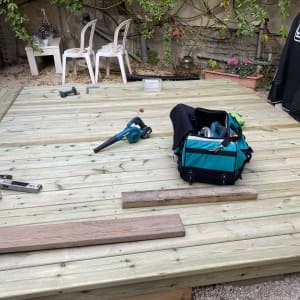 כלי עבודה על דק עץ, כולל מפוח ותיק כלים