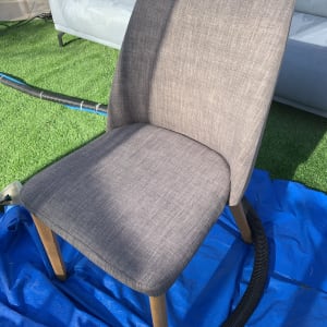 כיסא על יריעת פלסטיק כחולה עם צינור ניקוי