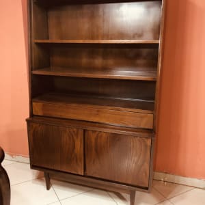 ארון עץ חום עם מדפים ודלתות תחתונות