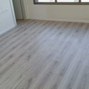 רצפת פרקט עץ בהירה בחדר ריק