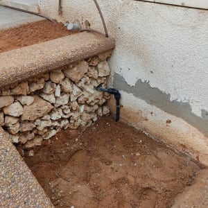 צינור מים שחור מחובר לקיר חיצוני