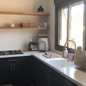 מטבח עם מדפים פתוחים, כיור וברז זהב